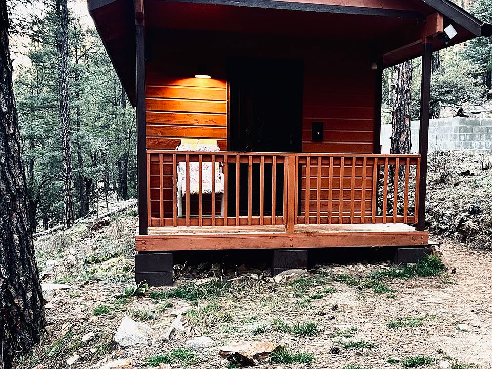 Private Cottage Studio with Porch view of Forest