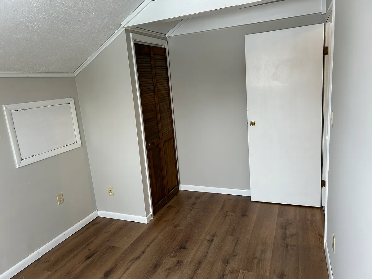 Building Photo - 245 E Walnut St #D
