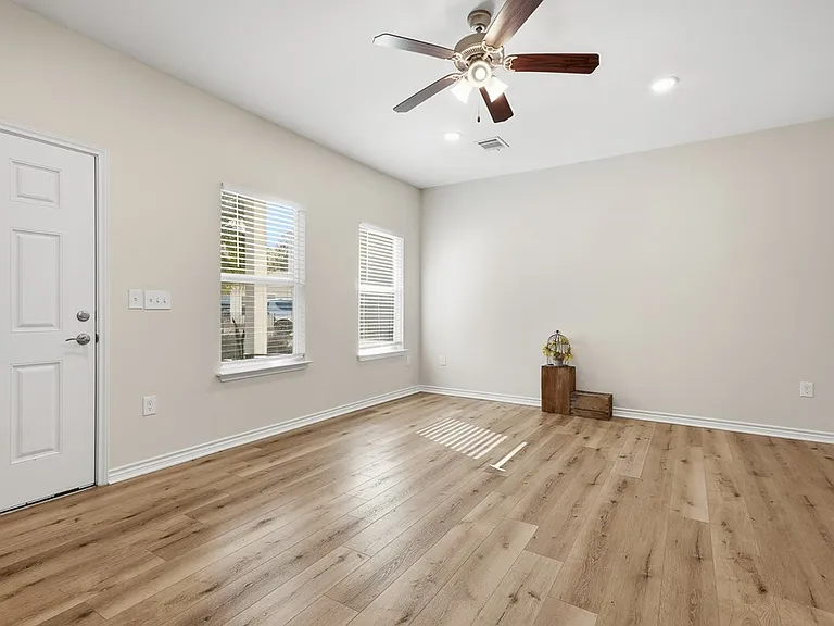 124 Lavaca Cir — Photo 8
