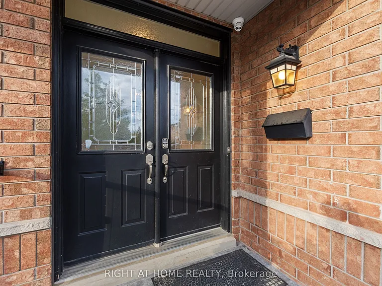 1811 Creek Way — Photo 2