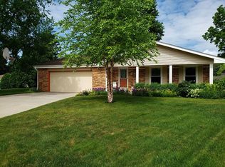 14880 W Maple Ridge Ct, New Berlin, WI 53151