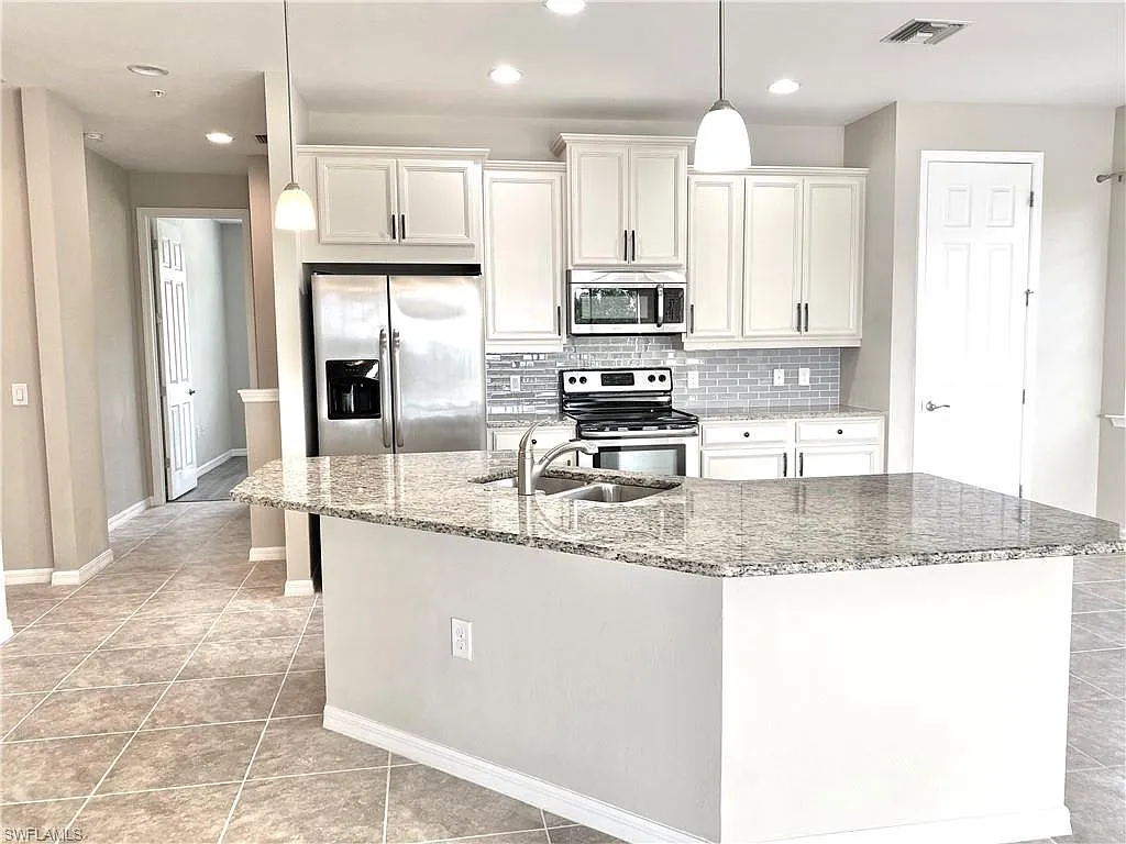 3 bed, 2.0 bath, 1661 sqft, $2,300 — Photo 2