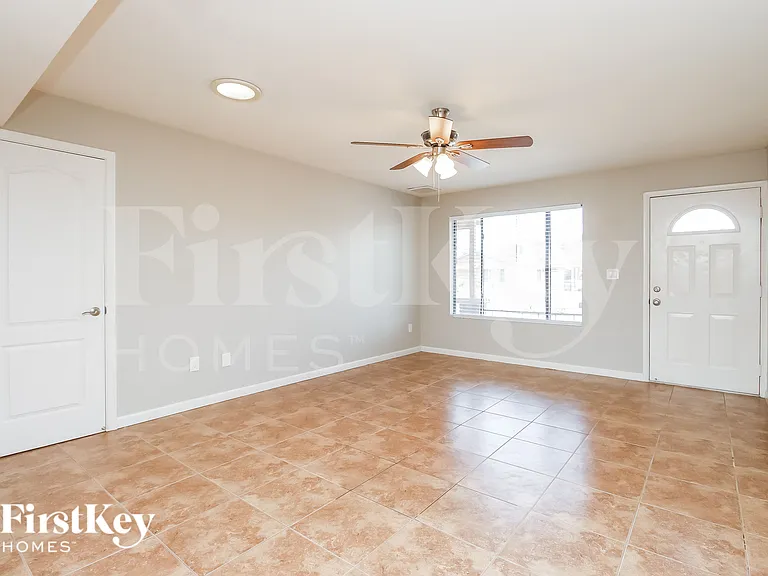 425 E Julie Dr — Photo 2