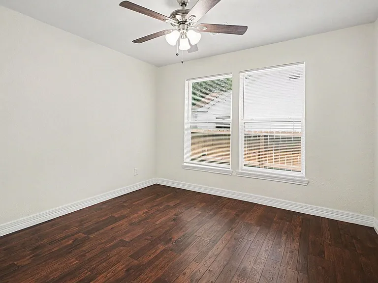702 E Republic Ave — Photo 11