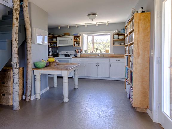 005kitchen eat in space