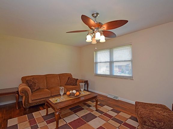 3rd image of 11849 Cedarcreek Dr