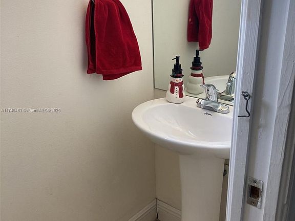 5th image of 5611 Taylor St #5611