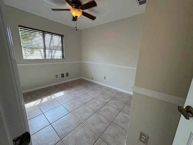 1004 SW 35th St — Photo 12