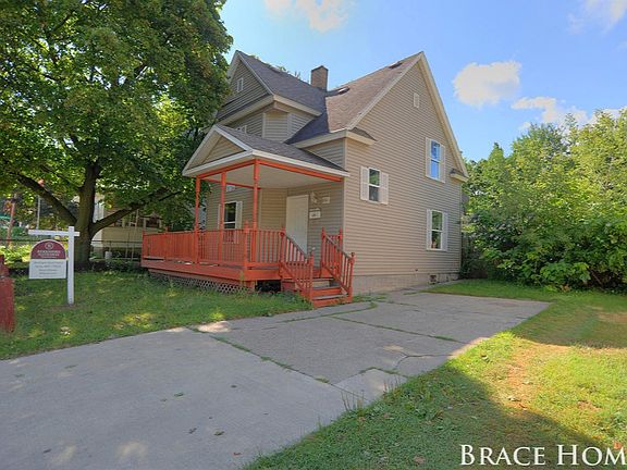 2nd image of 860 Franklin St SE