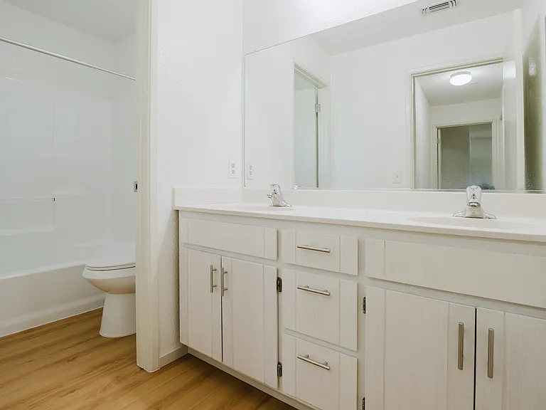 Parkwood Court Apartments — Photo 22
