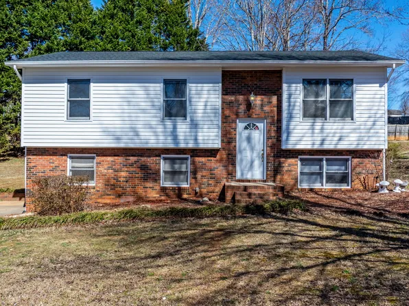 1181 Courtney Dr, Hickory, NC 28602