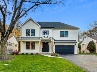 911 Echo Ln, Glenview, IL 60025