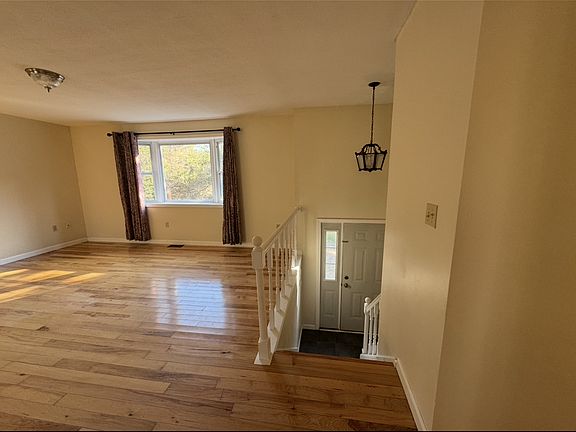 5th image of 664 Bay Rd