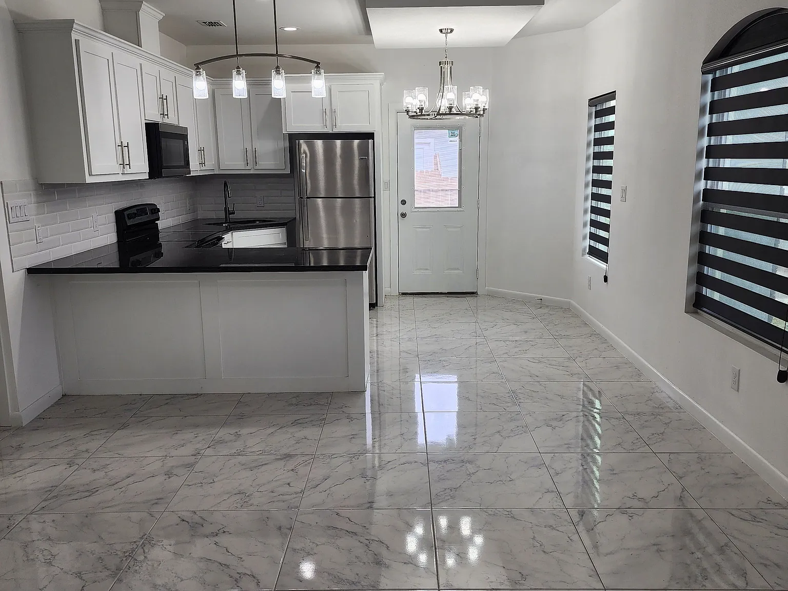 918 N Woodson Ave — Photo 2