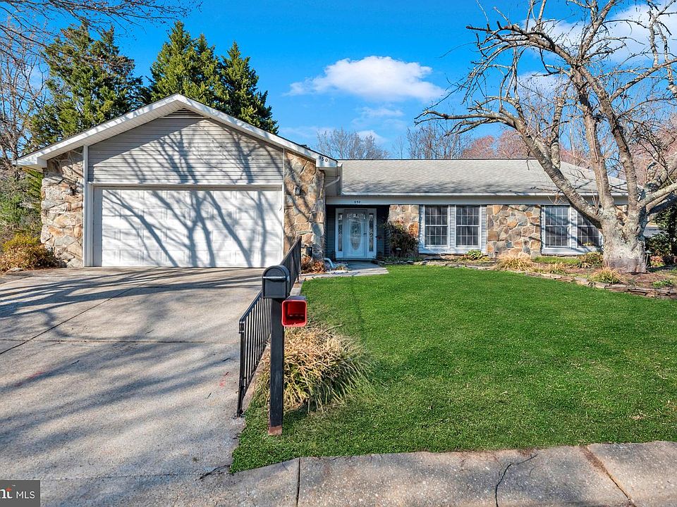 1st image of 950 Heather Way