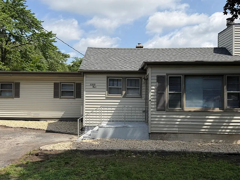 1212 E 39th Pl — Photo 1