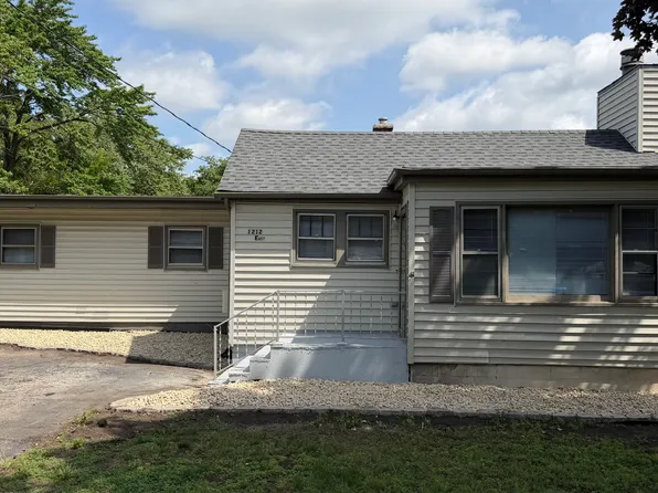 1212 E 39th Pl, Griffith, IN 46319