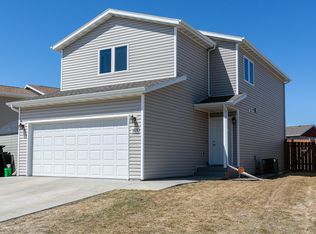 1038 Madison Ln, Bismarck, ND 58503