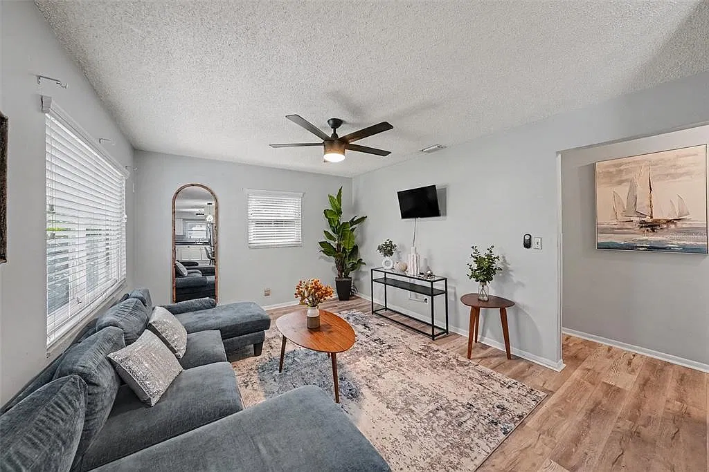 3 bed, 1.0 bath, 901 sqft, $2,700 — Photo 3