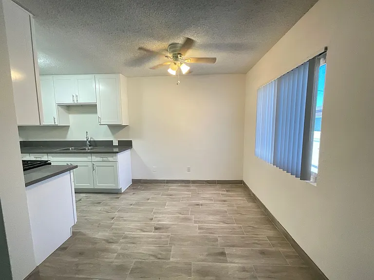 126 E Wilken Way — Photo 4