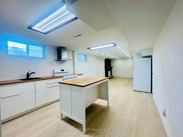 7 Snowhill Cres — Photo 4