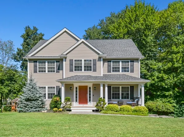 14 Avalon Dr, Attleboro, MA 02703