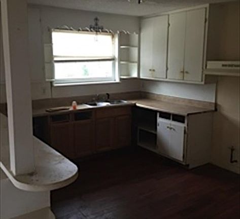 4th image of 320 33rd Street Dr SE