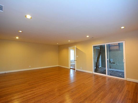 3rd image of 7416 Owensmouth Ave