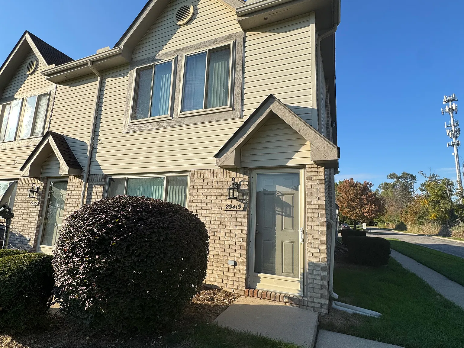 2 bed, 1.5 bath, 1120 sqft, $1,325 — Photo 3