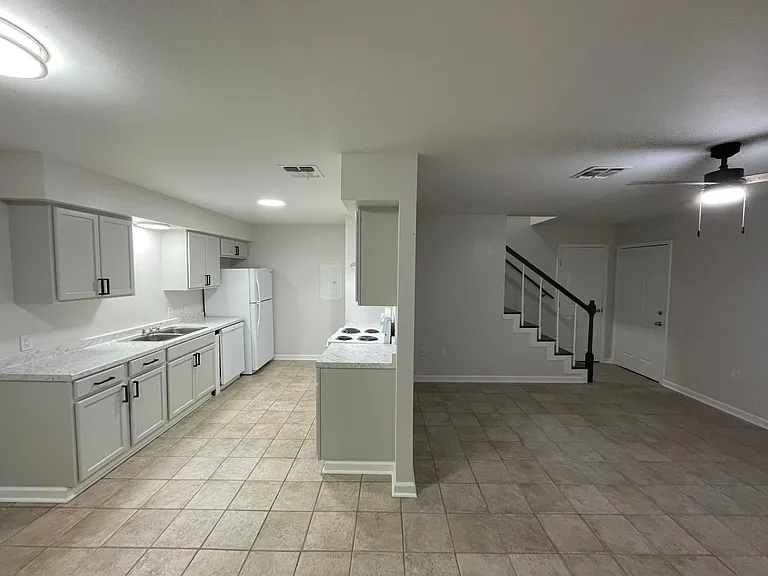 218 Gloria St #D — Photo 5