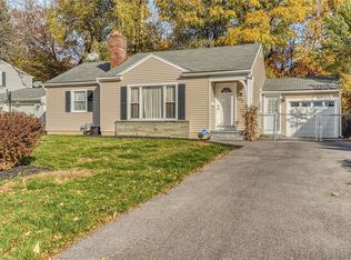 62 Woodhill Dr, Rochester, NY 14616