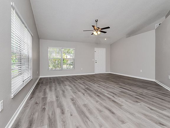 3rd image of 6013 Crickethollow Dr