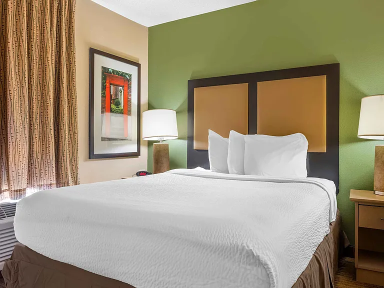 Deluxe Studio - 1 Queen Bed