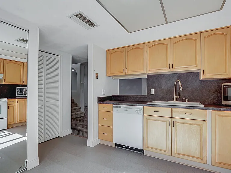 113 Sherwood Cir #25B — Photo 10
