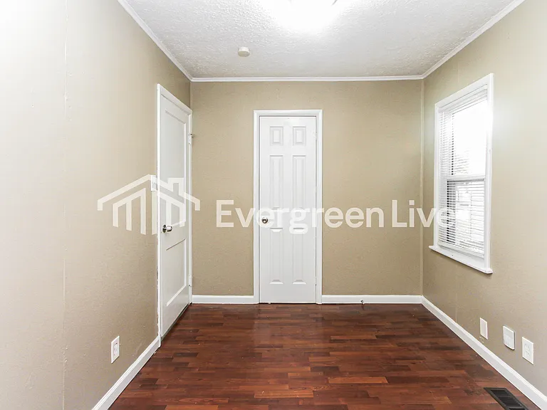 511 S Graham Ave — Photo 3