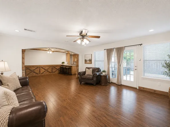 1117 Russell Ln, Bedford, TX 76022