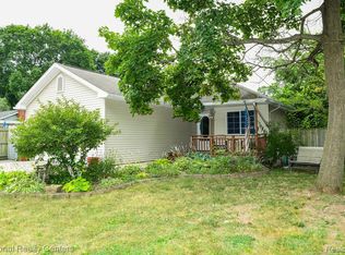 6473 Prairie Lawn Dr, Waterford, MI 48329