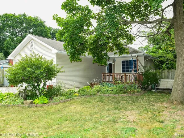 6473 Prairie Lawn Dr, Waterford, MI 48329