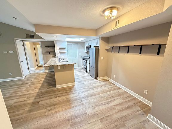 3rd image of 2560 Oak Rd APT 321