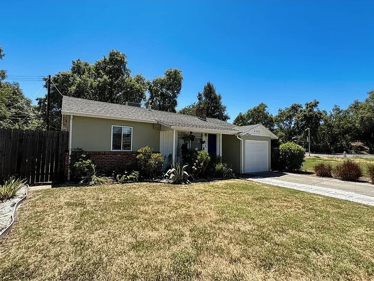 1110 Sherburn Ave — Photo 1