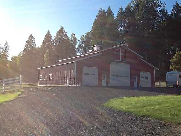 Shop with tack room, hay