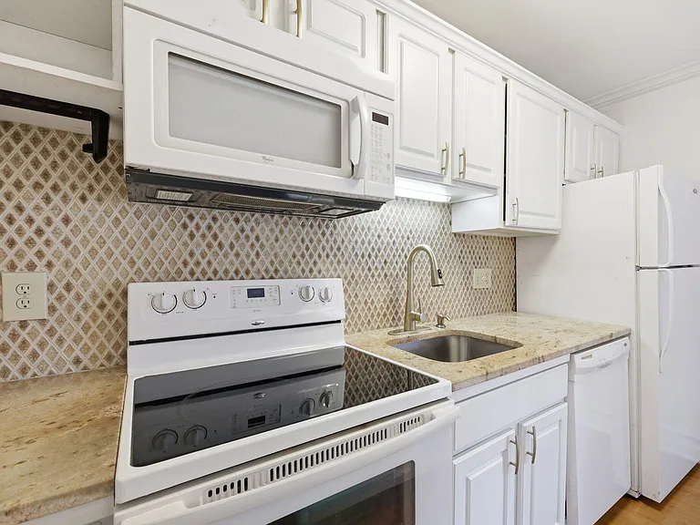 635 Daniels St #A — Photo 12