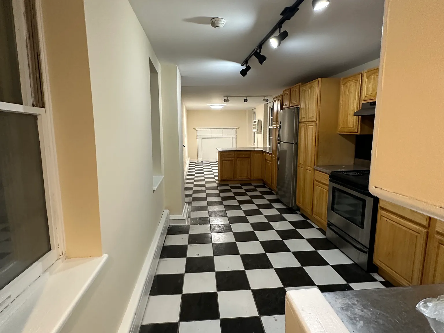 3 bed, 1900 sqft, $2,700 — Photo 1