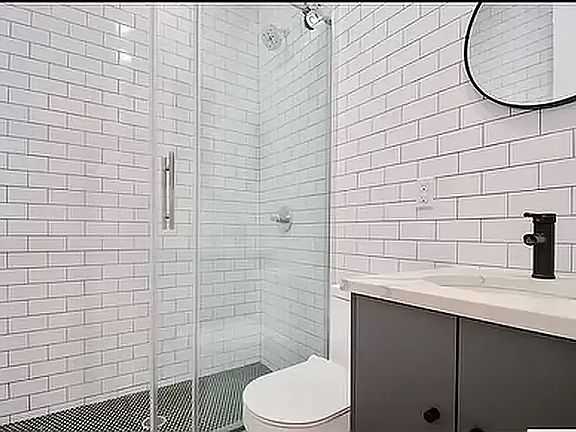 5th image of 1336 Jefferson Ave APT 6