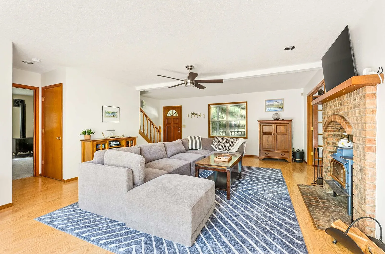 3 bed, 2.0 bath, 2583 sqft, $7,720 — Photo 4