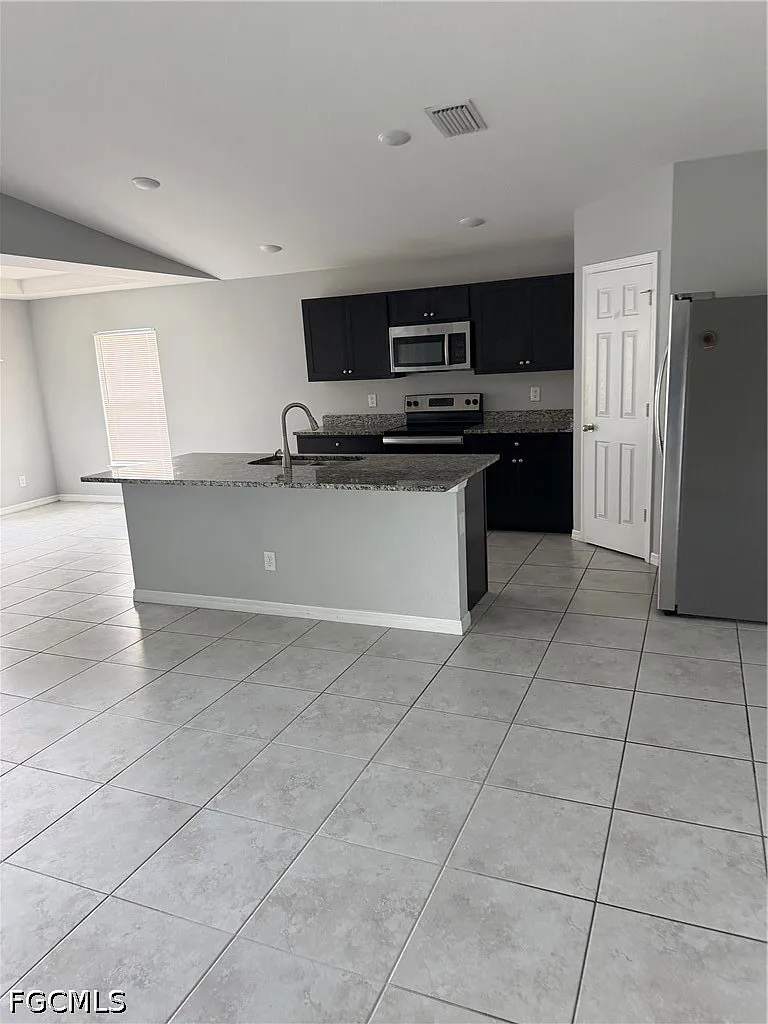 4 bed, 2.0 bath, 1809 sqft, $1,900 — Photo 3