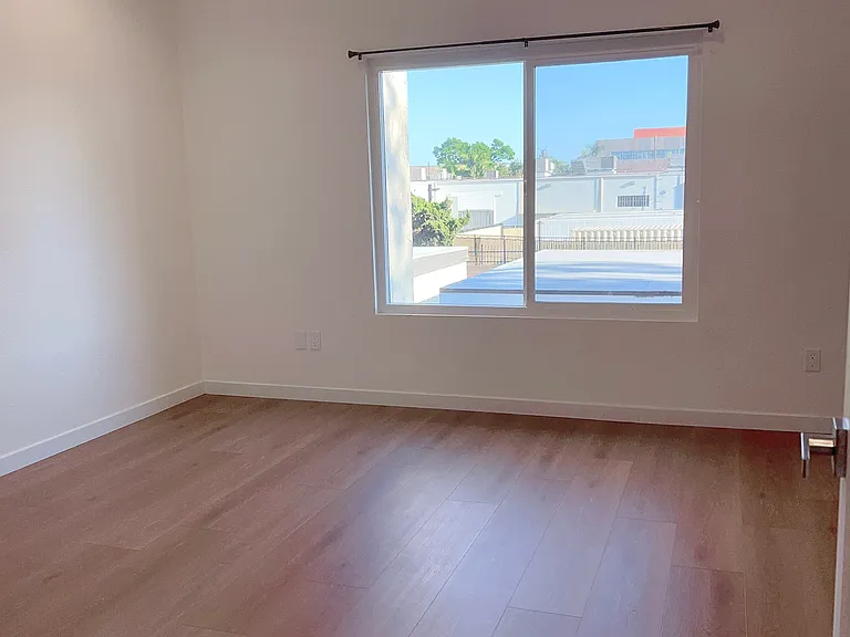 2135 N Fairview St — Photo 14