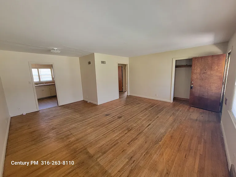 4906 E 9th St N — Photo 8