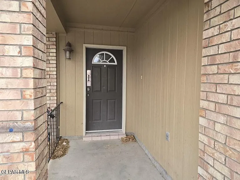 12105 Castle View Way — Photo 2