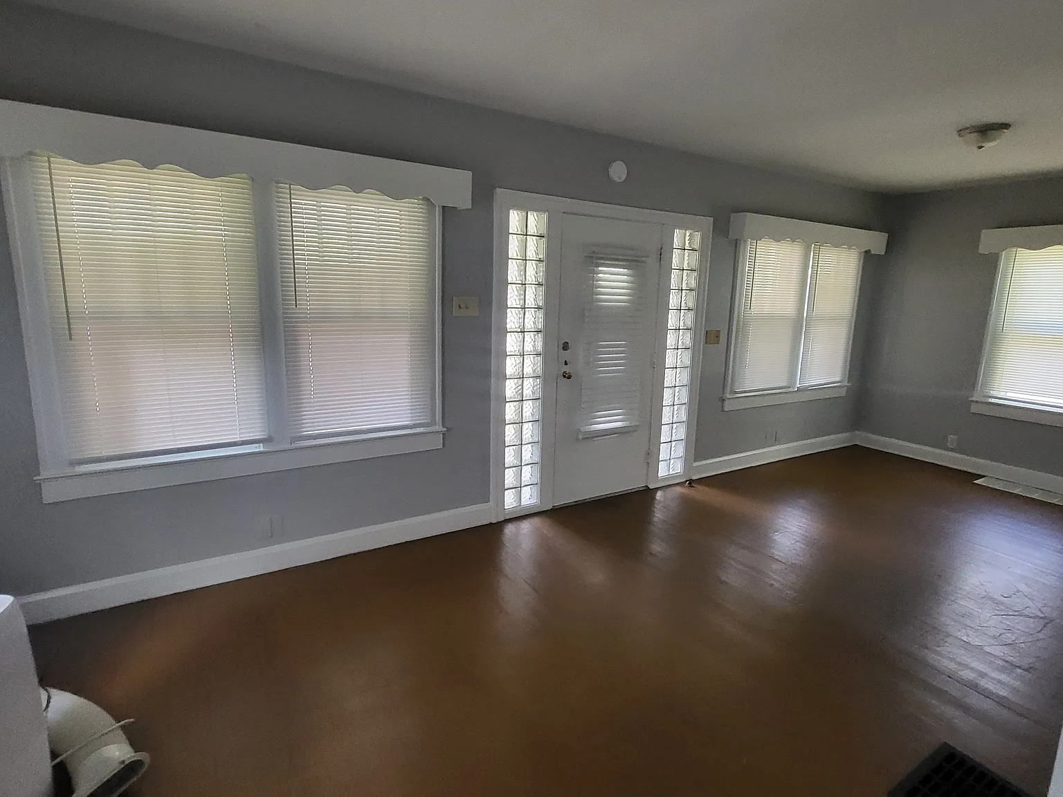 2 bed, 1.0 bath, 912 sqft, $1,150 — Photo 3